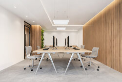 Tunable White LED Strips as BIOLUX HCL version for single offices/room solutions. Visual com-fort during changing activities, individual lighting requirements and modern design – Tunable White LED Strips perform numerous tasks in offices. Integrated in suspended ceilings, they illuminate offices and workplaces without glare. Their color temperature can be adjusted via a touch panel. And with the new TW KIT and BIOLUX HCL you can even provide human centric lighting.
Image: LEDVANCE
