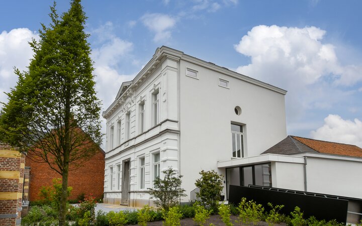 Het iconische Wevershuis, een neoclassicistische directeurswoning uit 1880 in Herentals (België), heeft een adembenemende transformatie ondergaan tot B&B Het Wevershuis.