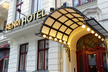 outdoor hospitality lighting