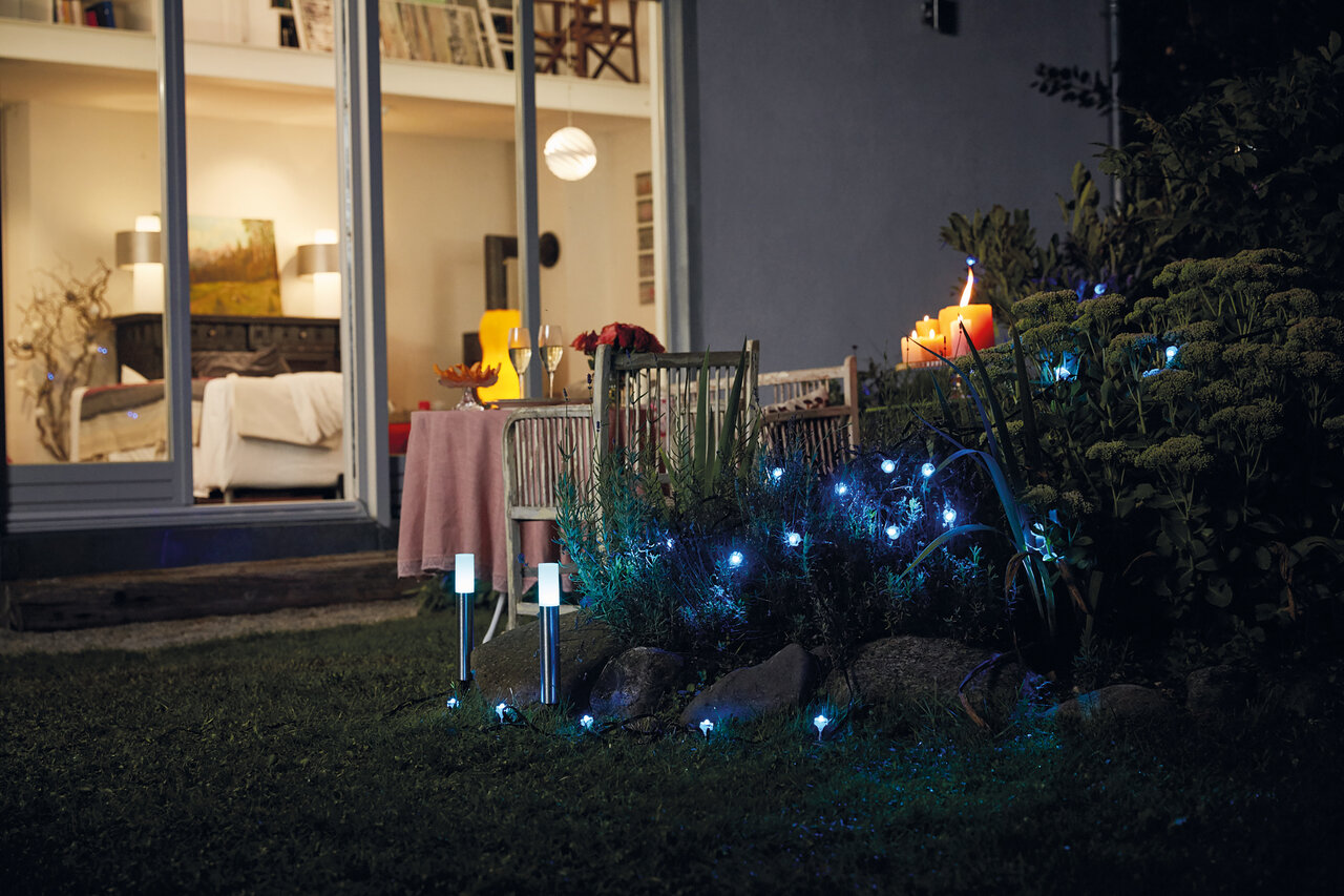Auch für Außenanwendungen gibt es Smart+-Geräte, wie hier die beiden links im Vordergrund stehenden Stelen der Leuchte Gardenpole. Bild: Ledvance