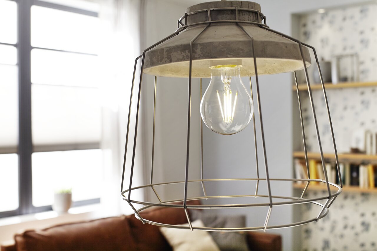 Die Retrofits mit länglichen LED-Fäden als Lichtquelle