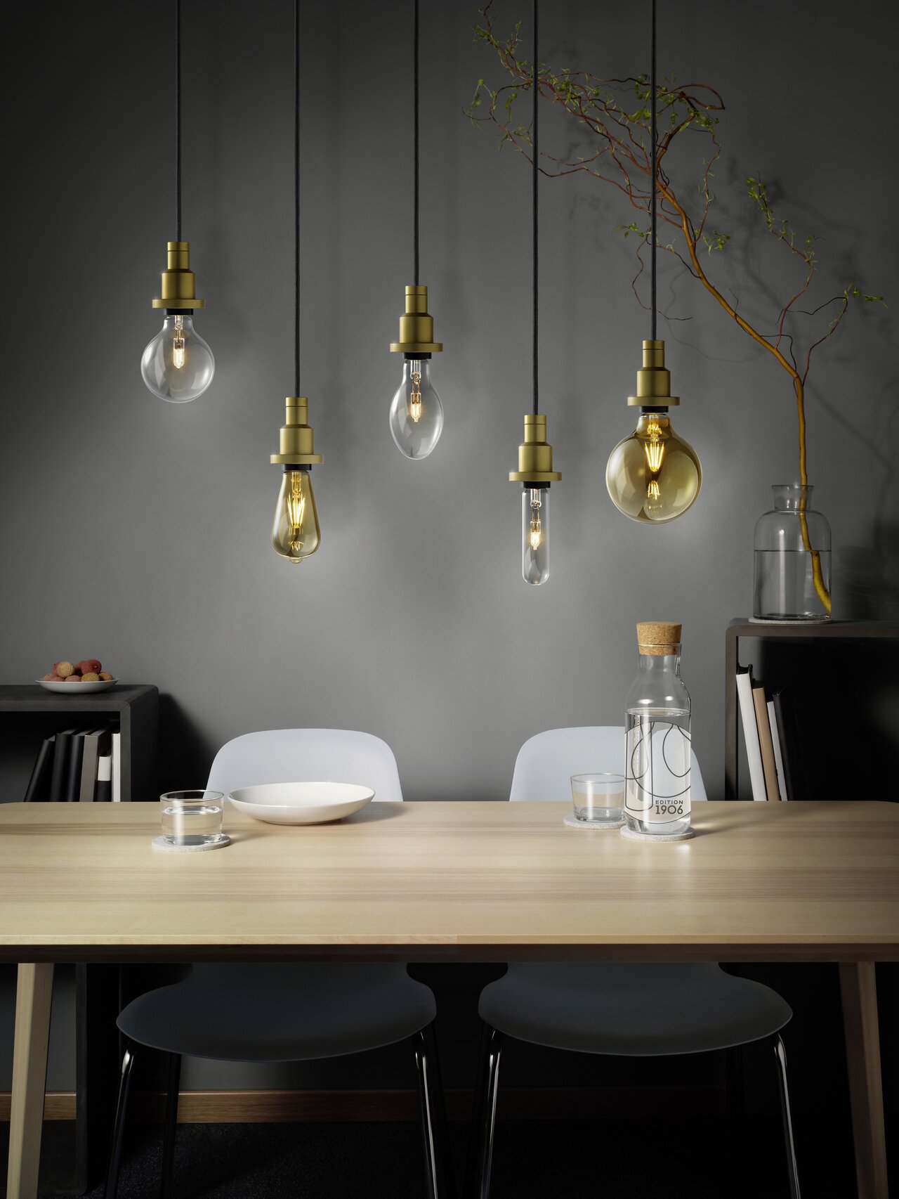 Osram Edition 1906: Besonders in Kombination sorgen die Lampen in verschiedenen klassischen Formen und die Leuchte PenduLum für ein echtes Design-Highlight. Quelle: Osram